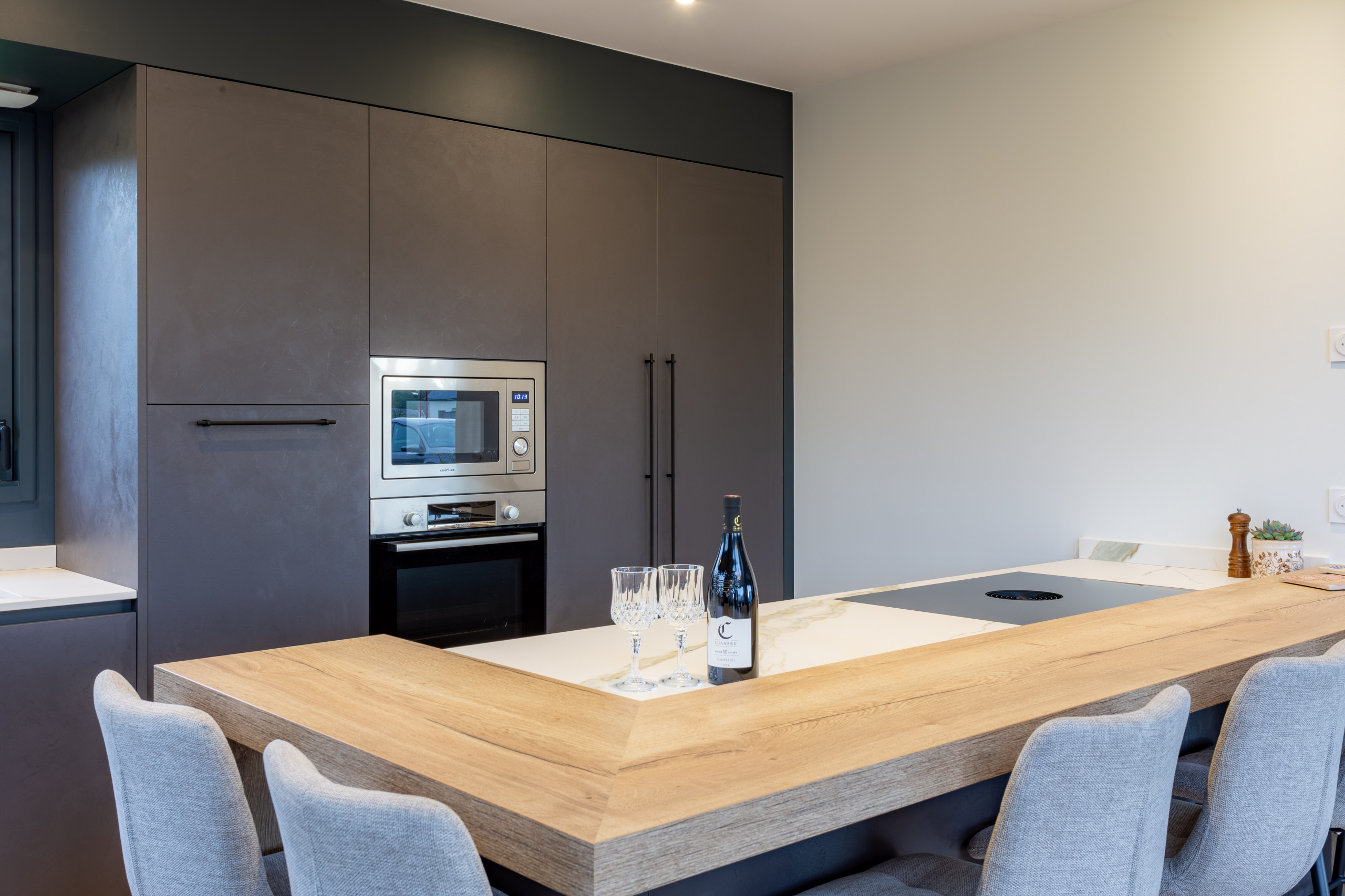 Création dune cuisine ouverte avec coin repas dans un pavillon contemporrain