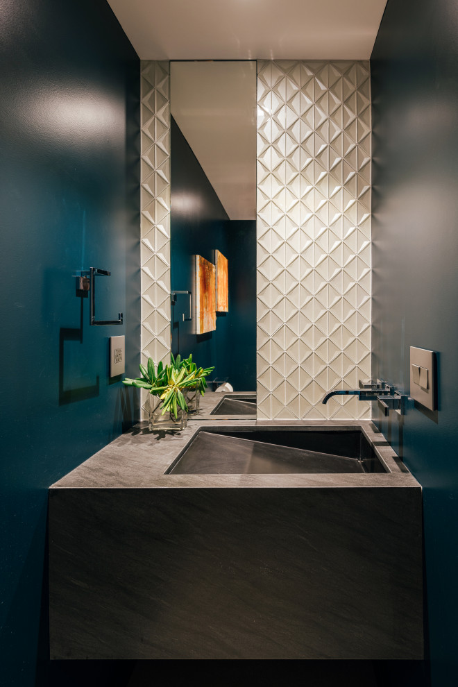 Ispirazione per un piccolo bagno di servizio minimalista con ante nere, piastrelle bianche, piastrelle di vetro, pareti blu, lavabo rettangolare e mobile bagno sospeso