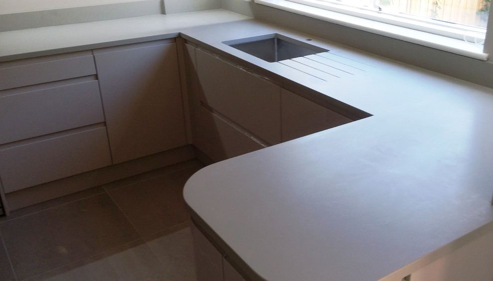 Whitehall Park traditional kitchen in Compac Gray Zement quartz Glace