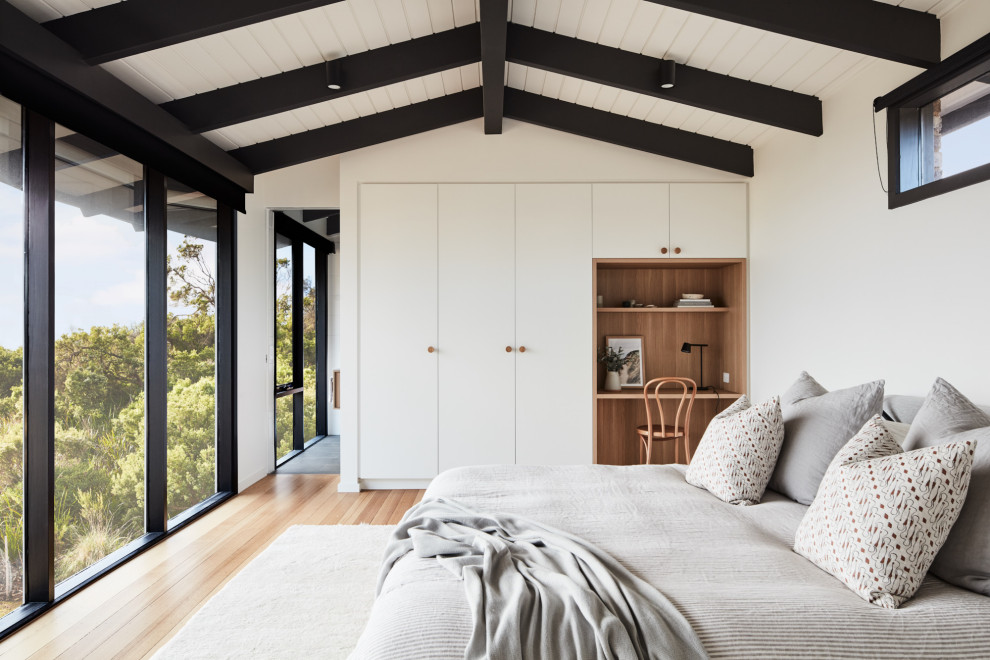 Mid-century modern bedroom photo in Melbourne