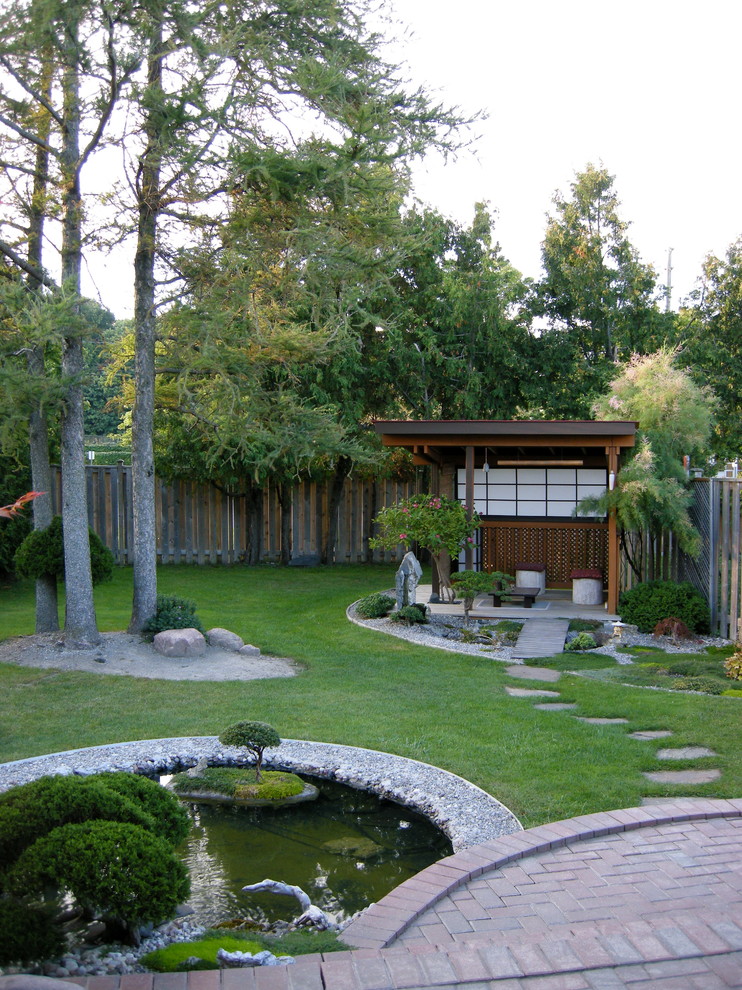 This is an example of an asian home design in Toronto.