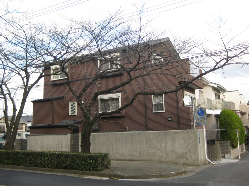 ⑭西側タイル張り