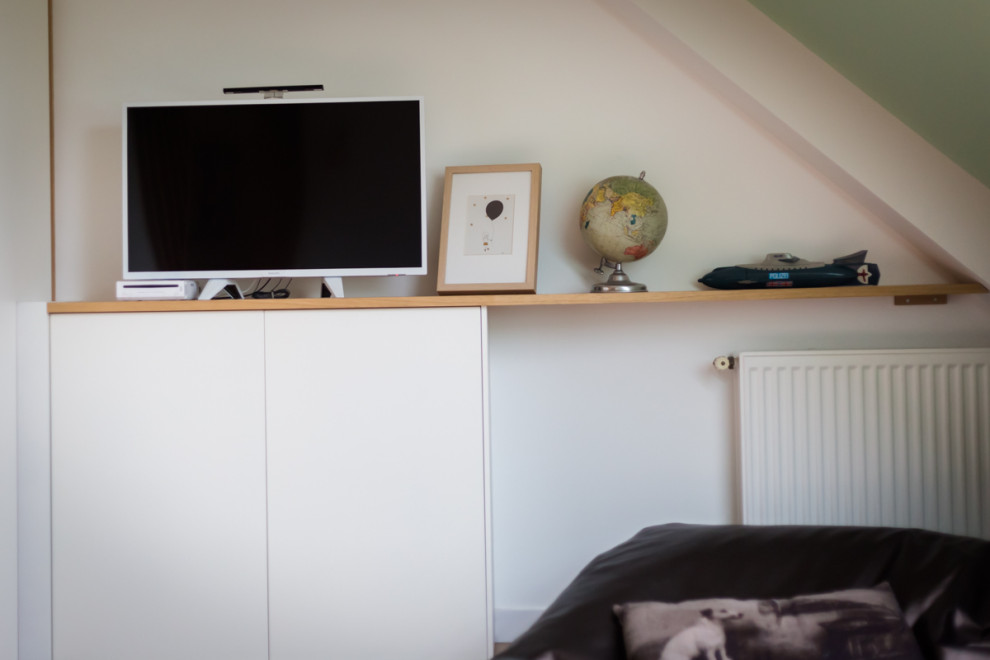 This is an example of a mid-sized scandinavian home office in Rennes.