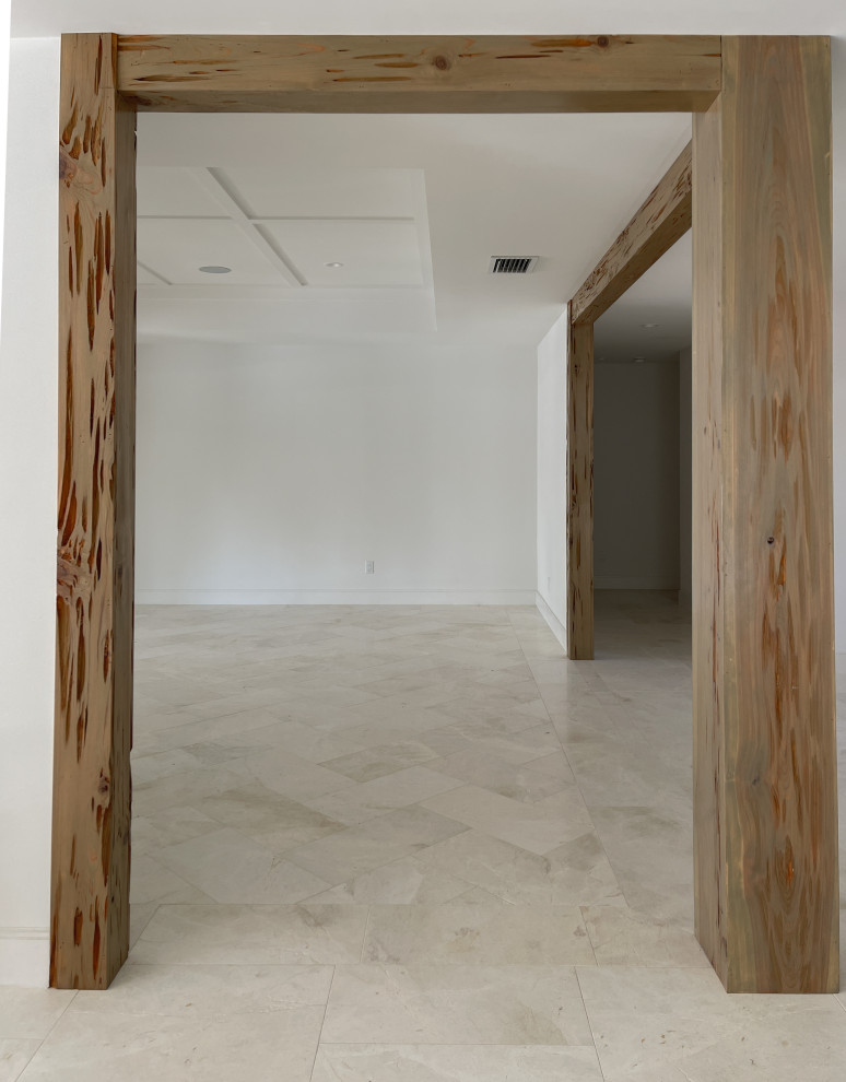 Foto di un soggiorno stile marino di medie dimensioni e aperto con pareti bianche, pavimento in marmo, pavimento beige e soffitto a cassettoni