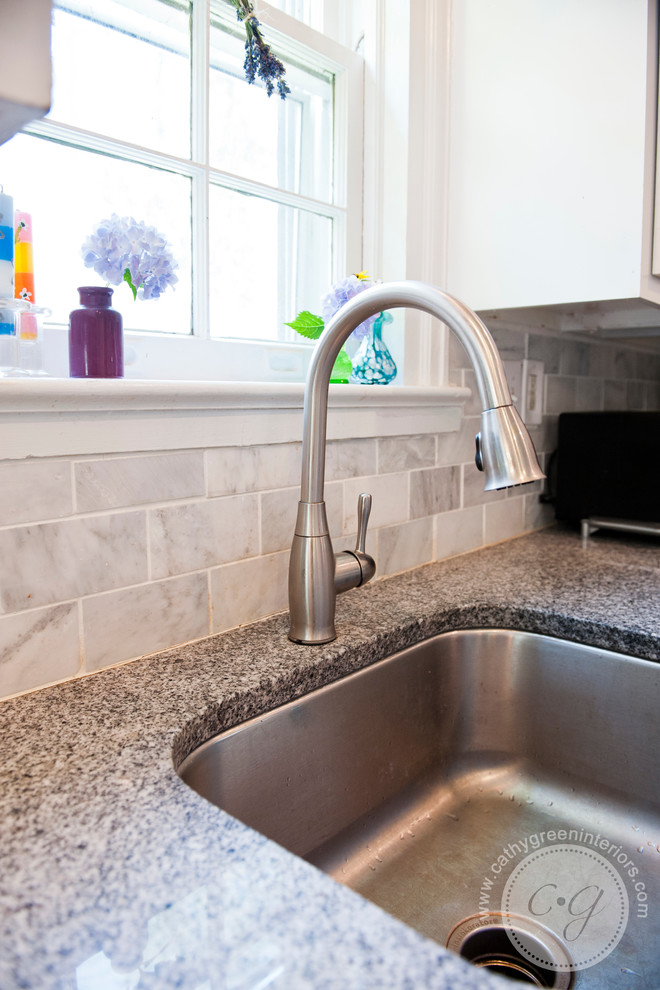 Transitional kitchen photo in Richmond