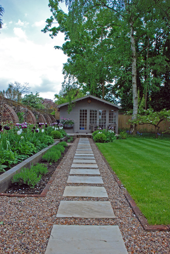 Inspiration for a traditional courtyard garden in Berkshire with natural stone pavers.