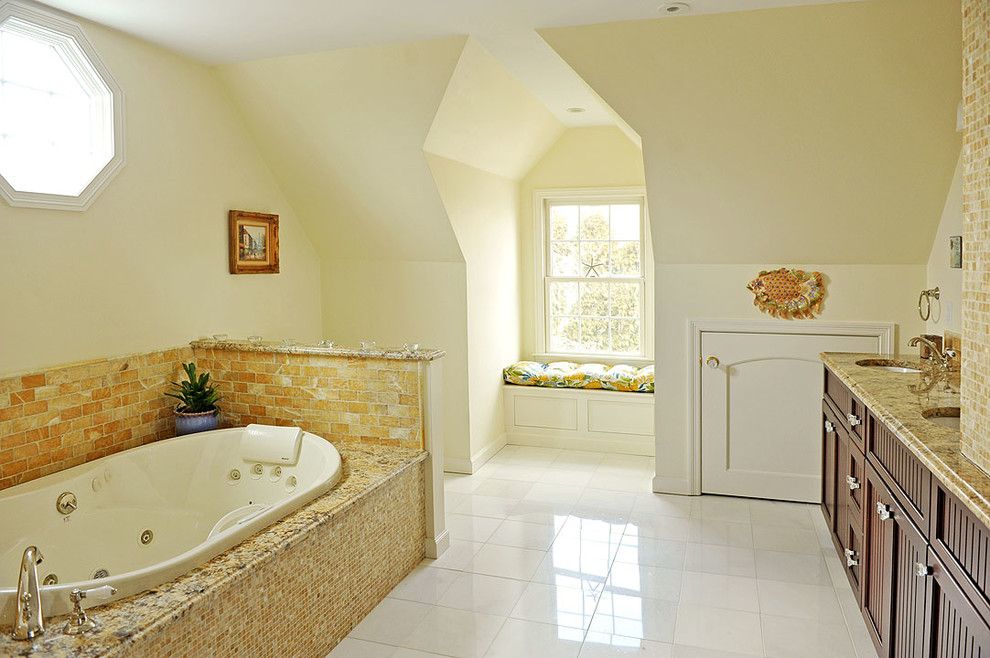 Bild på ett eklektiskt badrum, med ett undermonterad handfat, luckor med infälld panel, skåp i mörkt trä, granitbänkskiva, ett platsbyggt badkar, en dusch/badkar-kombination, en toalettstol med hel cisternkåpa och gul kakel