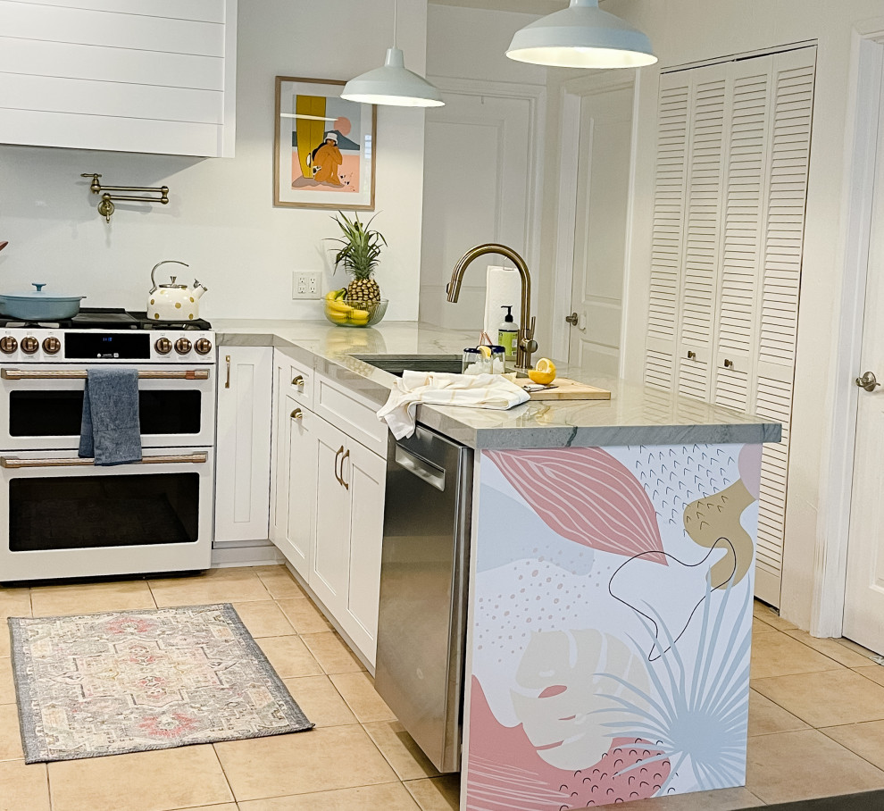Exempel på ett litet maritimt grå grått kök, med en enkel diskho, skåp i shakerstil, vita skåp, integrerade vitvaror, klinkergolv i porslin, en halv köksö, beiget golv och bänkskiva i kvartsit