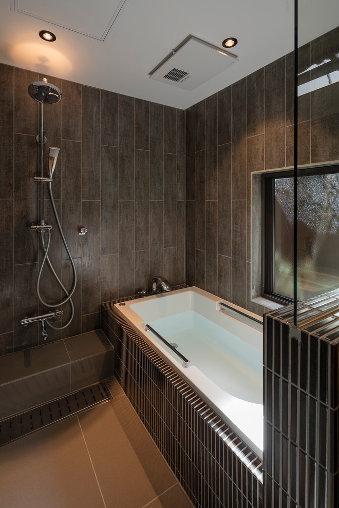 This is an example of a contemporary bathroom in Kyoto.