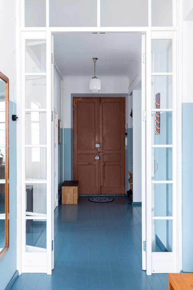 Стильный дизайн: коридор в стиле ретро с белыми стенами, деревянным полом и синим полом - последний тренд