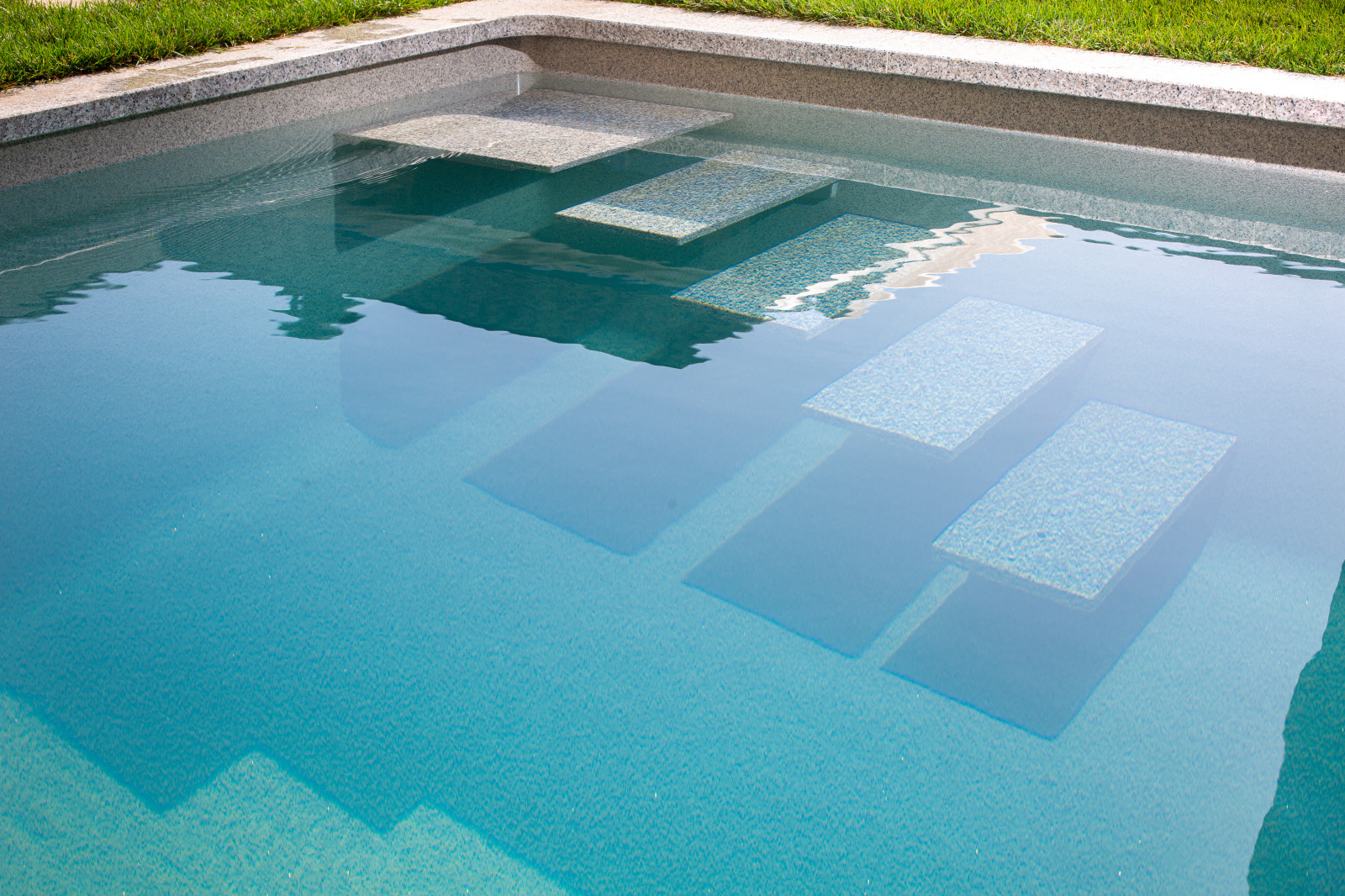 Комозитный бассейн с парящей архитектурой