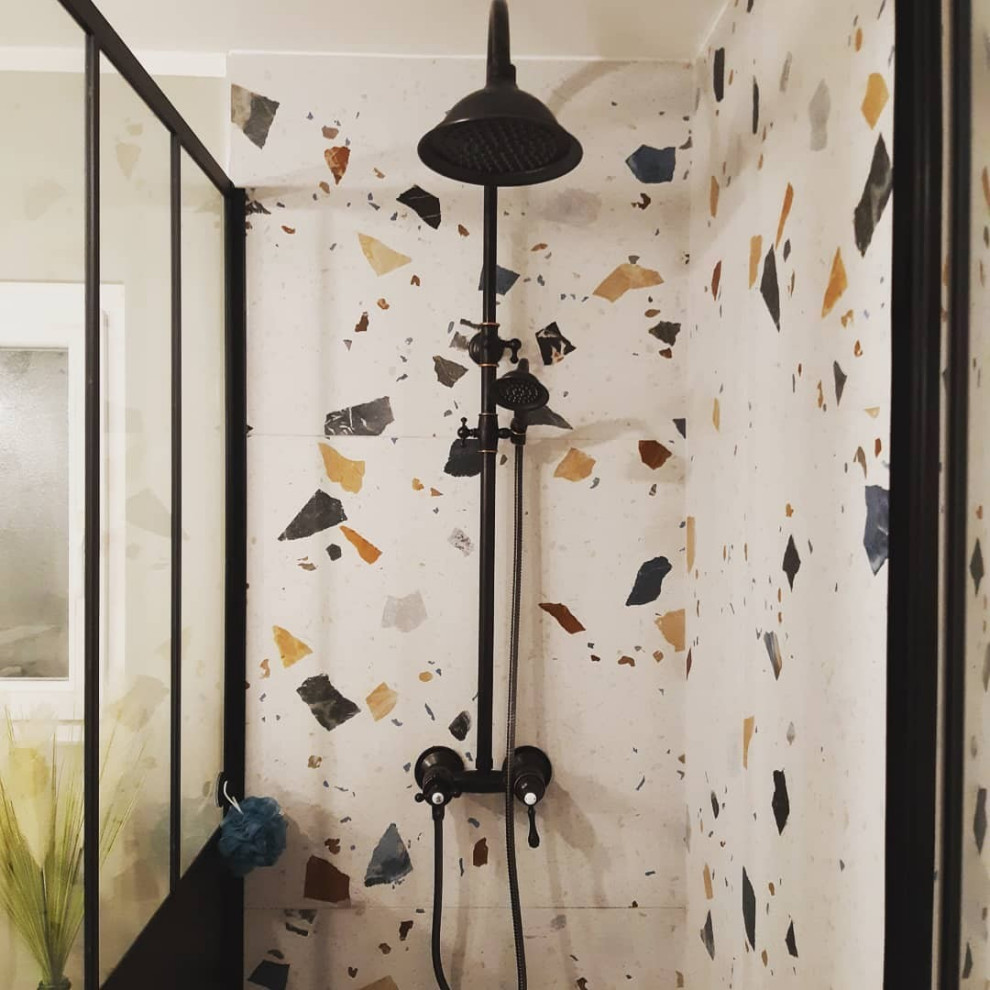 Mittelgroßes Modernes Duschbad mit bodengleicher Dusche, weißen Fliesen und Travertinfliesen in Marseille