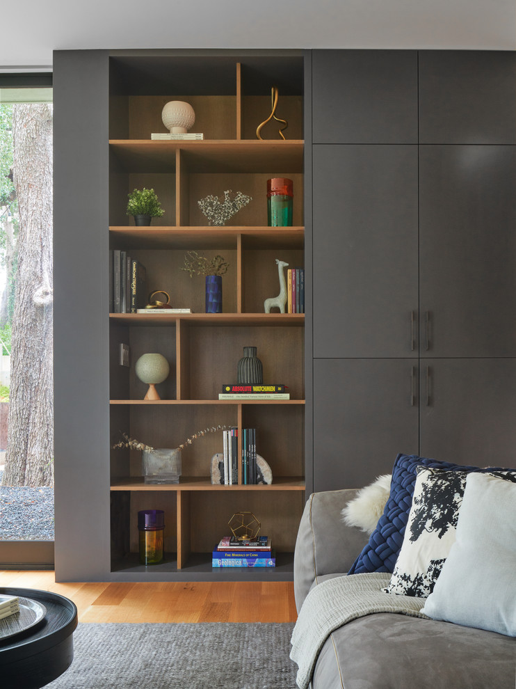 Inspiration för ett mellanstort funkis separat vardagsrum, med vita väggar, mellanmörkt trägolv, en väggmonterad TV och beiget golv