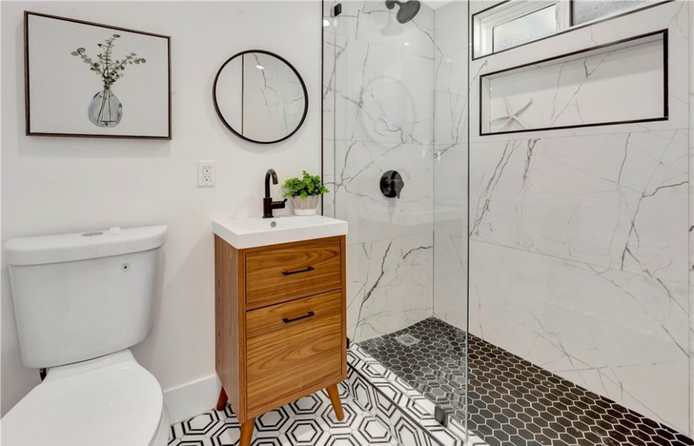 Inspiration för ett funkis vit vitt badrum, med släta luckor, bruna skåp, en toalettstol med hel cisternkåpa, vita väggar, klinkergolv i keramik, ett konsol handfat, bänkskiva i kalksten och med dusch som är öppen