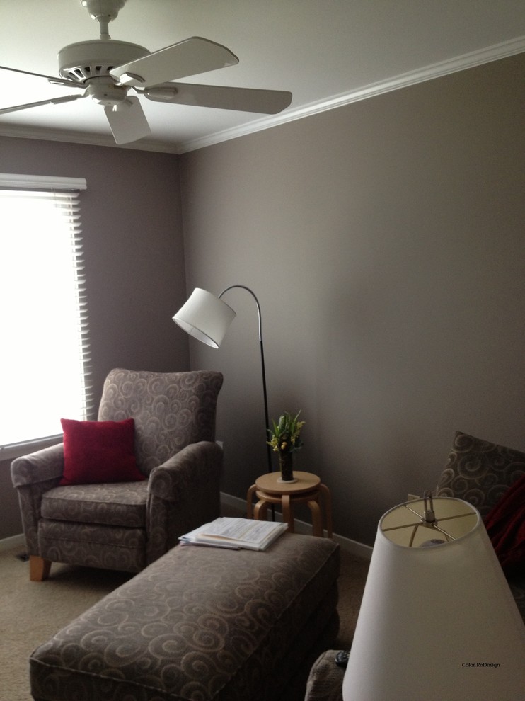 Small traditional enclosed living room in Detroit with grey walls and carpet.