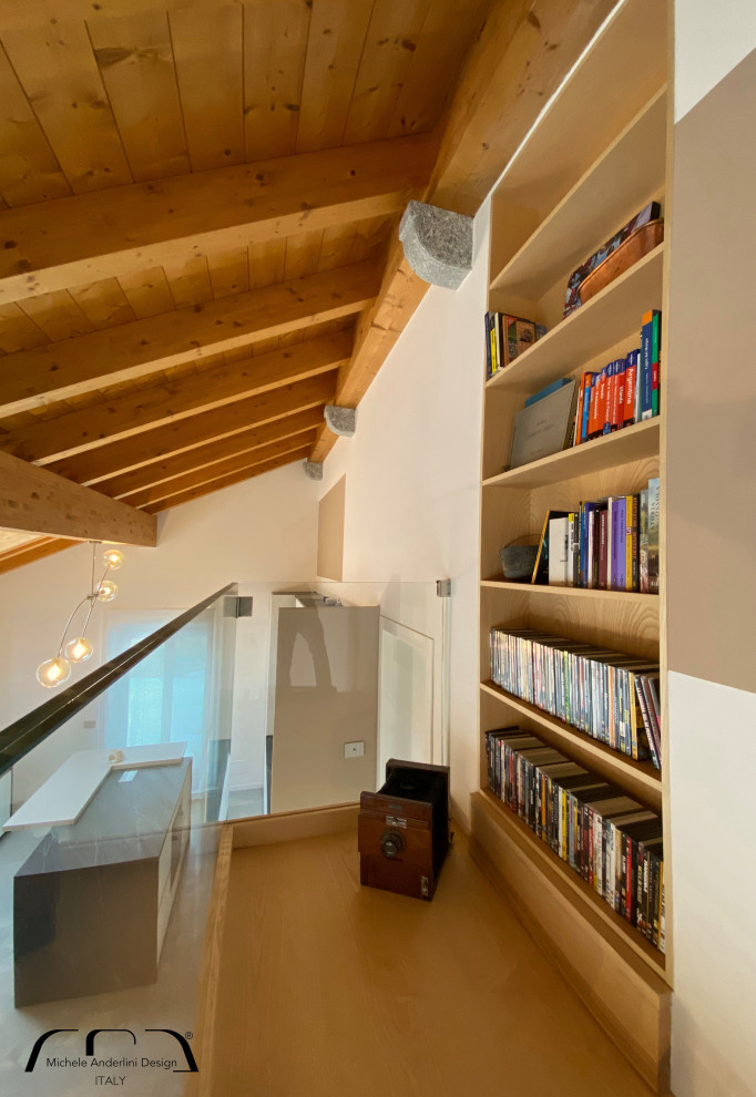 Idee per un soggiorno design di medie dimensioni e aperto con pavimento in cemento, pavimento grigio e soffitto in legno