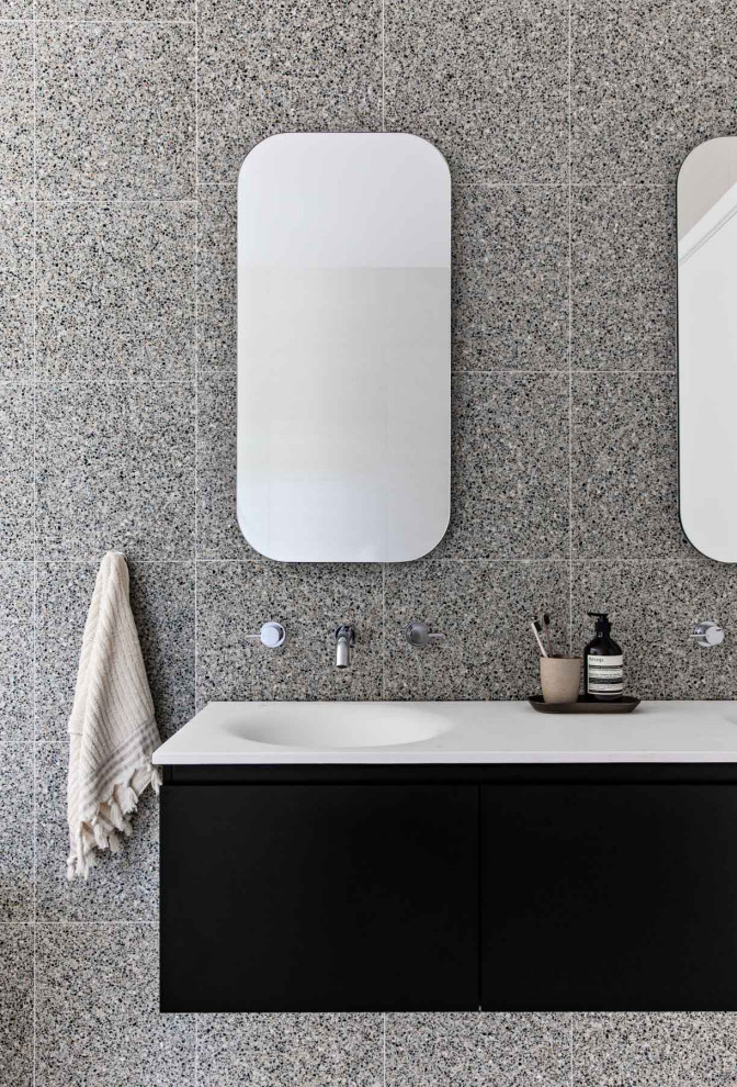 Photo of a modern bathroom in Wollongong.