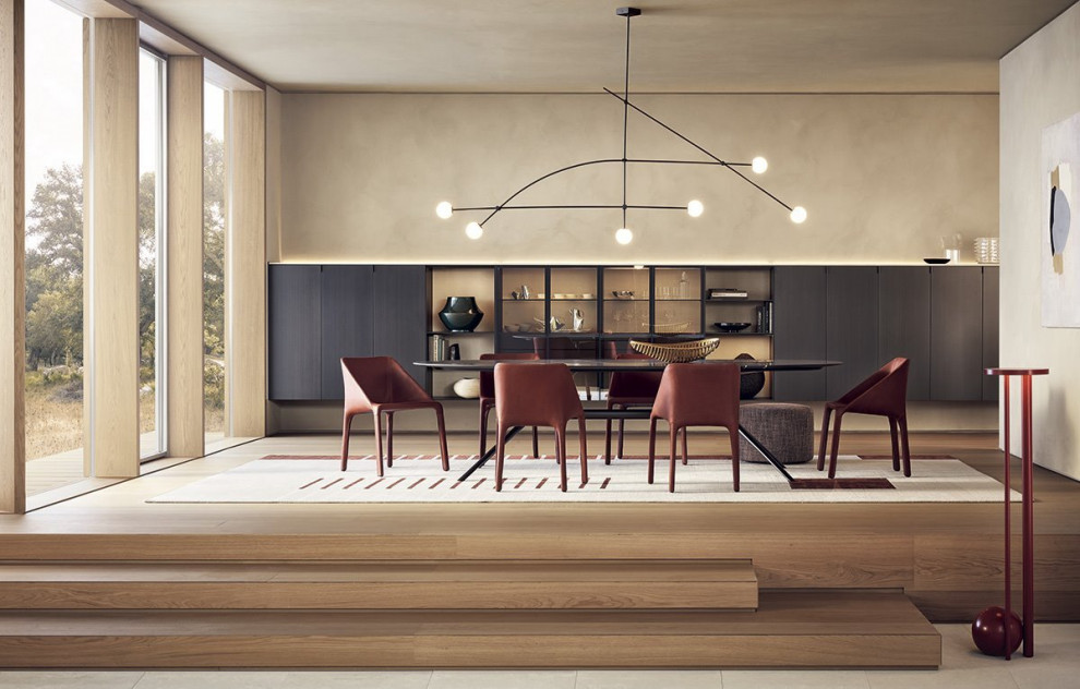 Cette photo montre une grande salle à manger ouverte sur la cuisine tendance avec un mur blanc et un sol en bois brun.