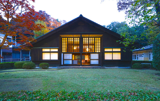 A Renowned Modernist Turns Tradition Minded For His Own Home