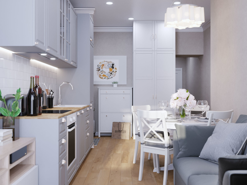 Шкаф до потолка прячет трубы отопления.