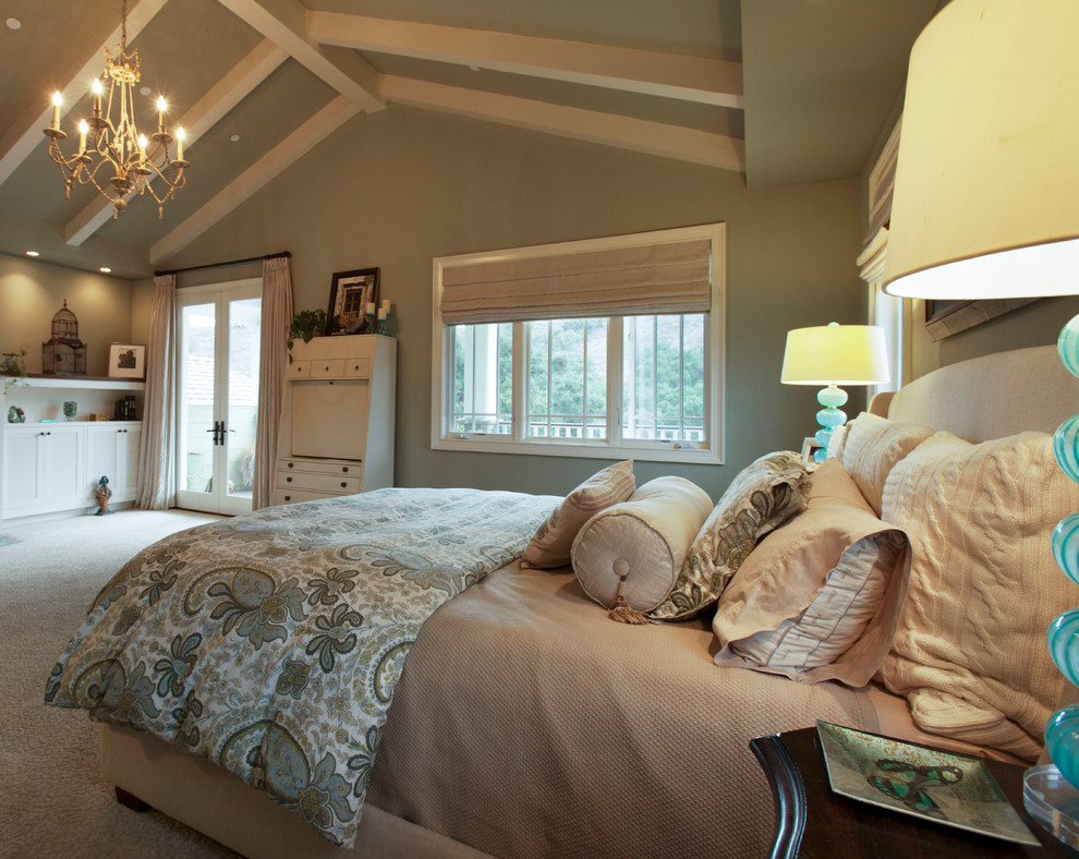 Design ideas for a traditional bedroom in Los Angeles.