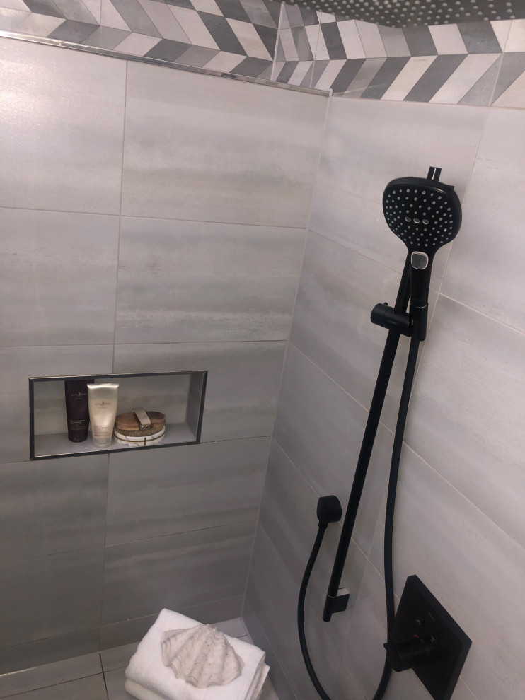Cette photo montre une salle de bain principale et grise et noire tendance en bois foncé de taille moyenne avec un placard à porte plane, une douche ouverte, un bidet, un carrelage gris, des carreaux de porcelaine, un mur blanc, un sol en carrelage de porcelaine, un lavabo intégré, un plan de toilette en carrelage, un sol noir, une cabine de douche à porte battante, un plan de toilette gris, un banc de douche, meuble simple vasque, meuble-lavabo sur pied et un plafond voûté.