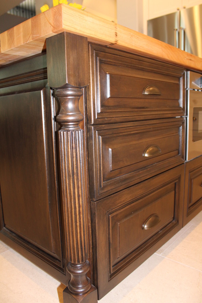 Transitional kitchen photo in Phoenix