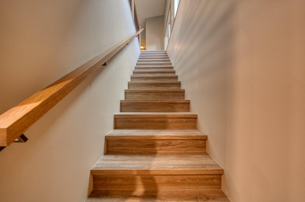 Пример оригинального дизайна: прямая лестница в стиле модернизм с деревянными перилами