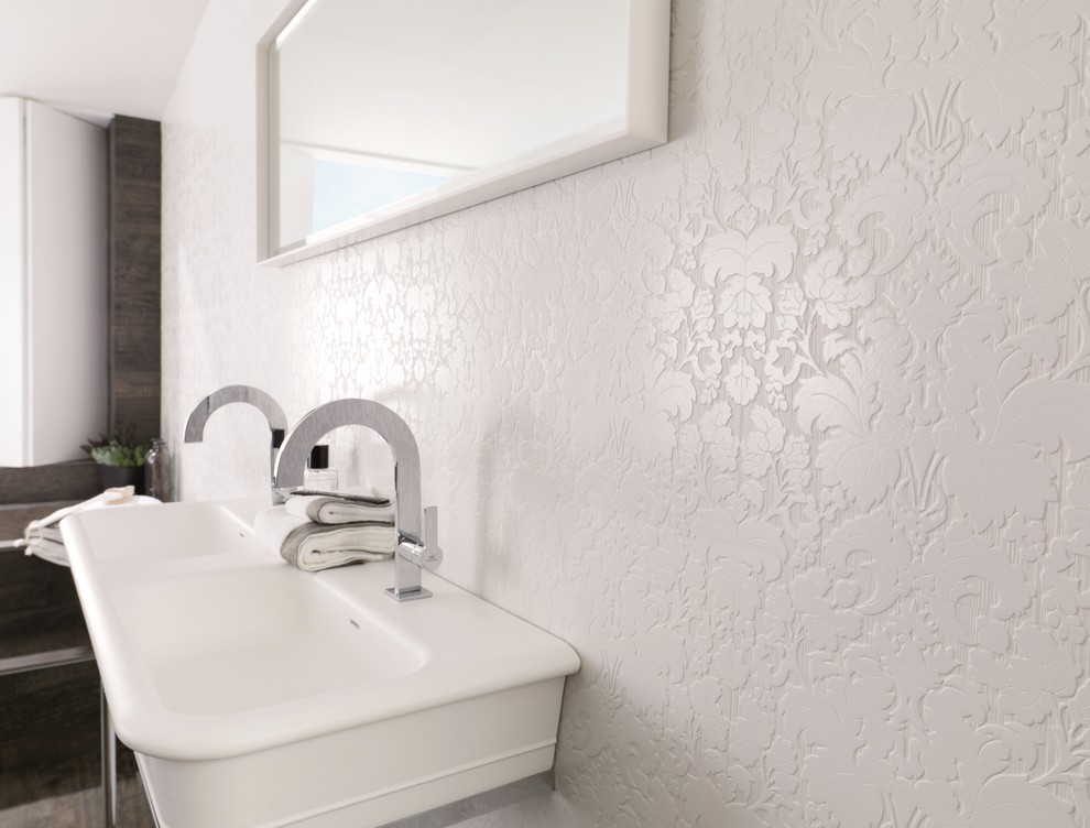 Imagen de cuarto de baño contemporáneo con baldosas y/o azulejos blancos, baldosas y/o azulejos de cerámica, paredes blancas, suelo de baldosas de porcelana y lavabo tipo consola