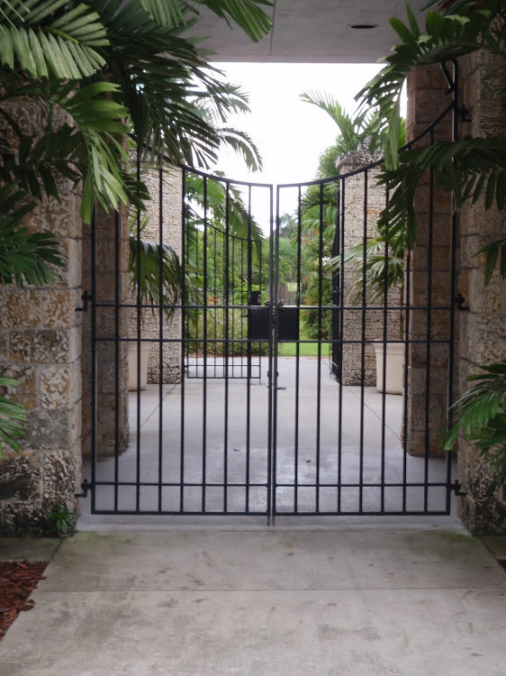 This is an example of a transitional stone landscaping in Miami.