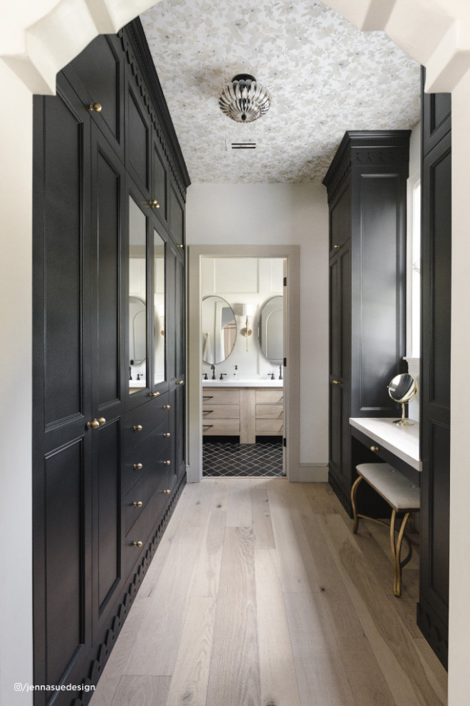 Exemple d'une petite armoire encastrée chic neutre avec un placard à porte shaker, des portes de placard noires, parquet clair et un plafond en papier peint.