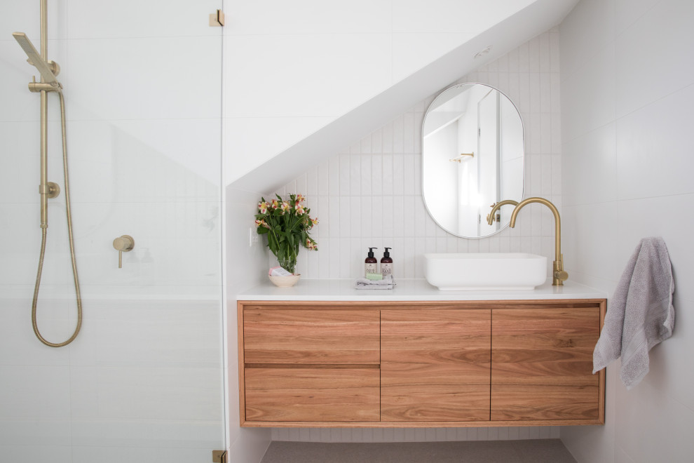 Idéer för ett mellanstort skandinaviskt badrum, med en kantlös dusch och med dusch som är öppen
