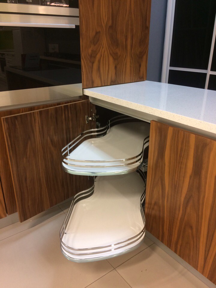 Кухонный гарнитур с фасадами из шпона