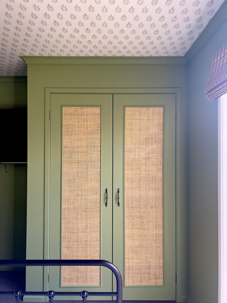 На фото: гостевая спальня среднего размера, (комната для гостей) в стиле кантри с зелеными стенами, ковровым покрытием, серым полом, потолком с обоями и панелями на стенах без камина