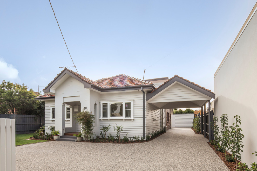 Mittelgroßes, Zweistöckiges Klassisches Haus mit grauer Fassadenfarbe, Satteldach, Ziegeldach, rotem Dach und Wandpaneelen in Melbourne