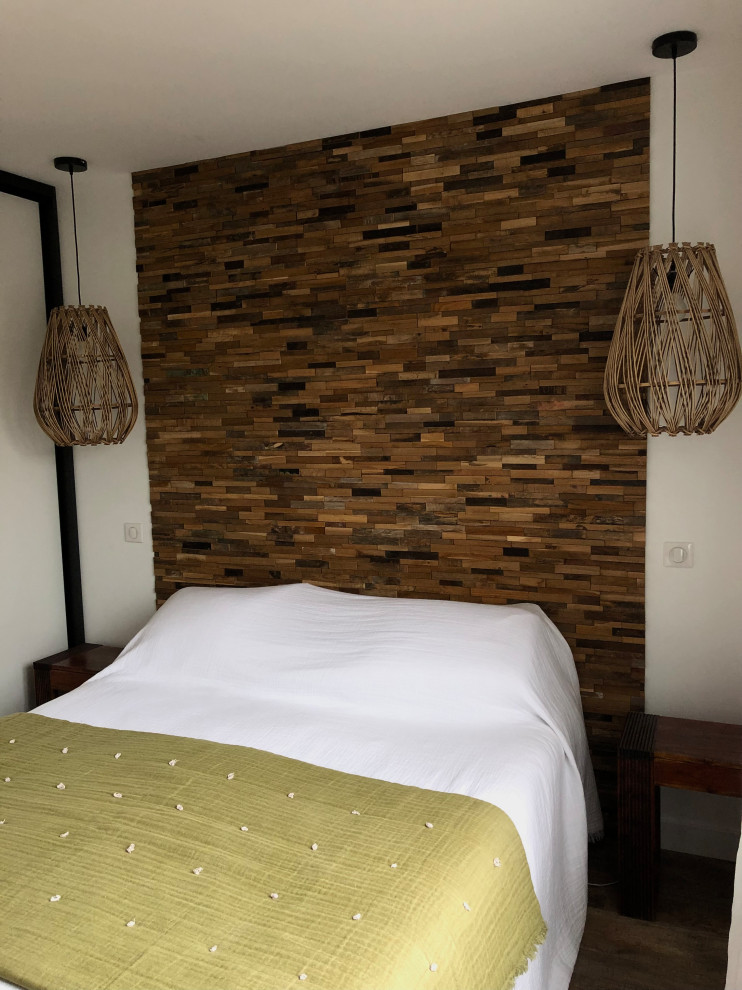 Imagen de dormitorio industrial con paredes blancas, suelo vinílico y madera