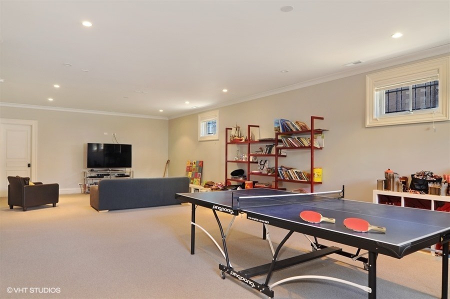 Inspiration for a transitional basement remodel in Chicago