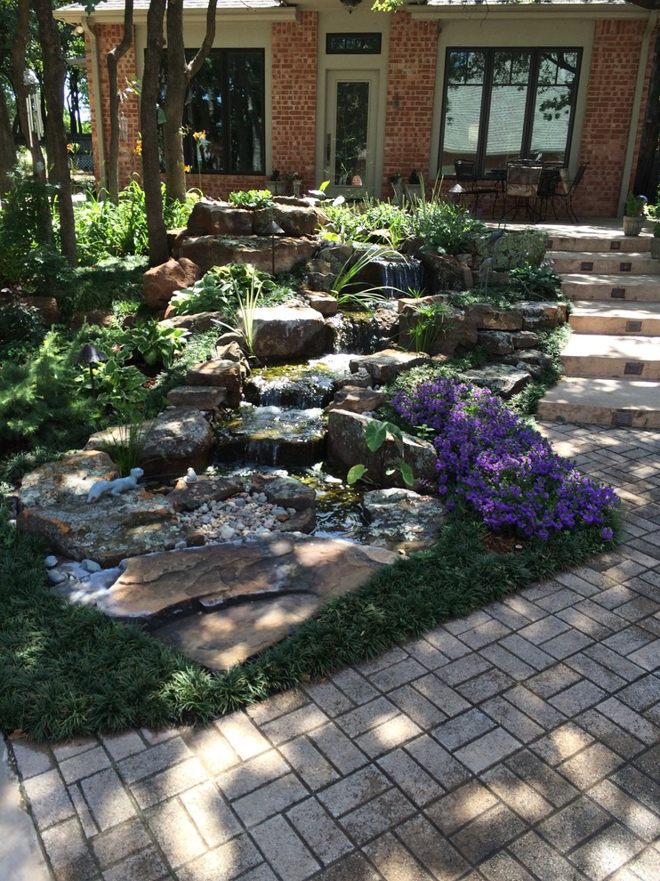 Inspiration for a traditional landscaping in Oklahoma City.