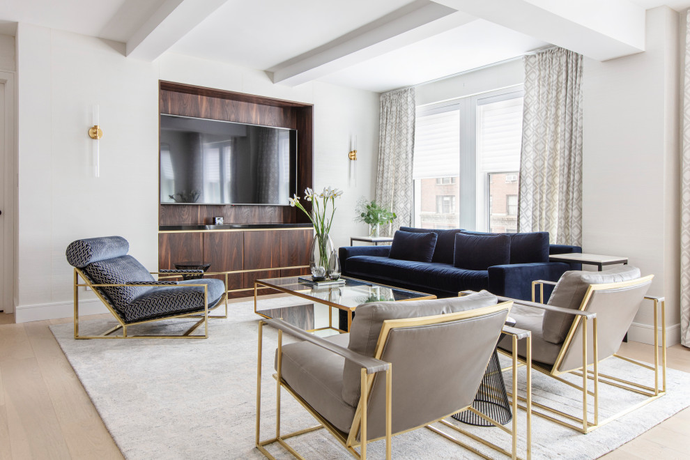 Esempio di un soggiorno design aperto con pareti bianche, parquet chiaro, TV a parete, pavimento beige e travi a vista