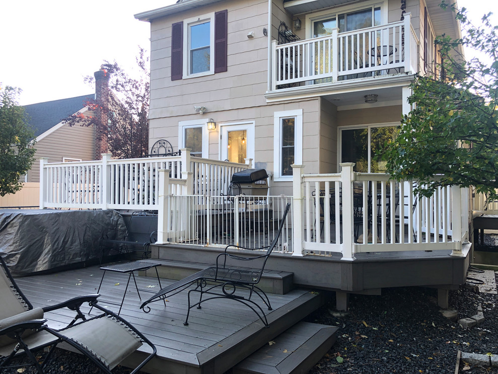 Inspiration for a mid-sized timeless backyard deck remodel in Newark with no cover