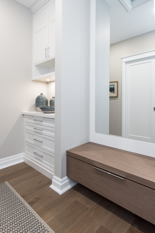 Example of a transitional entryway design in Toronto