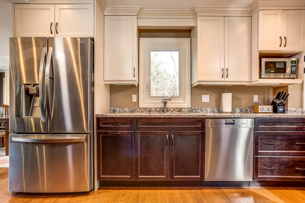 Kitchen - transitional kitchen idea in Toronto
