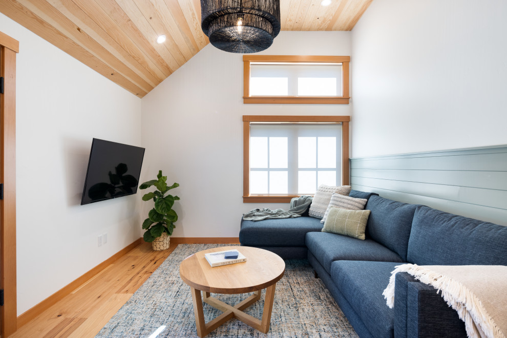 Immagine di un soggiorno moderno di medie dimensioni con pareti bianche, pavimento in legno massello medio, pavimento marrone e soffitto in legno