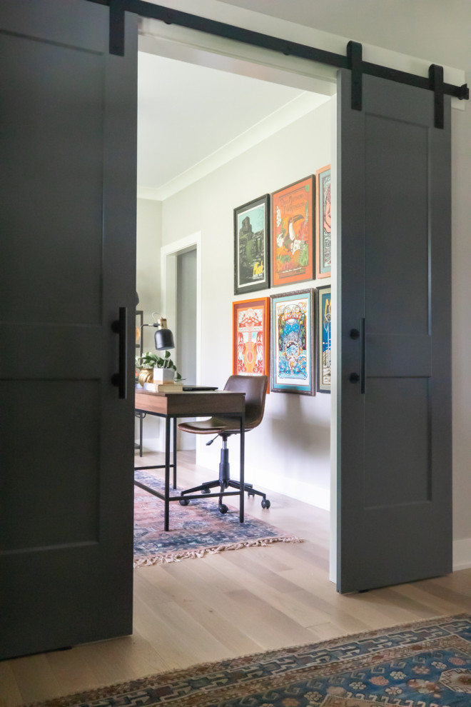 Foto de despacho campestre de tamaño medio con paredes grises, suelo de madera clara, escritorio independiente y suelo marrón