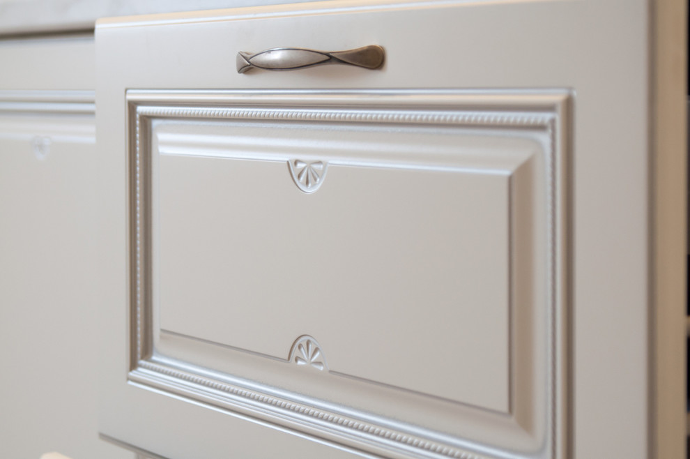 Светлый кухонный гарнитур в классическом стиле