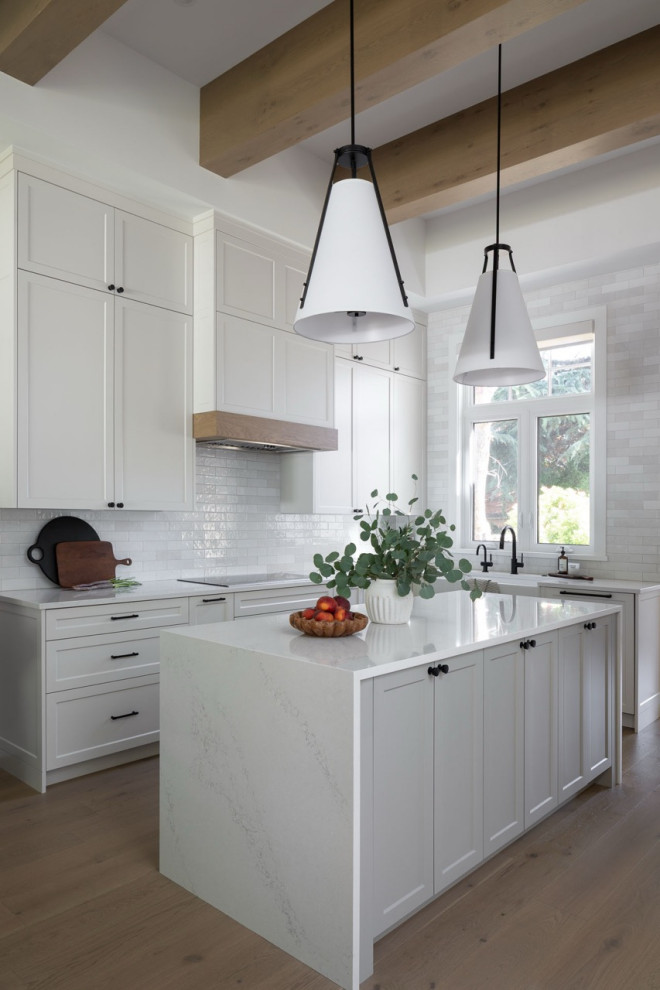 Transitional kitchen photo in Vancouver