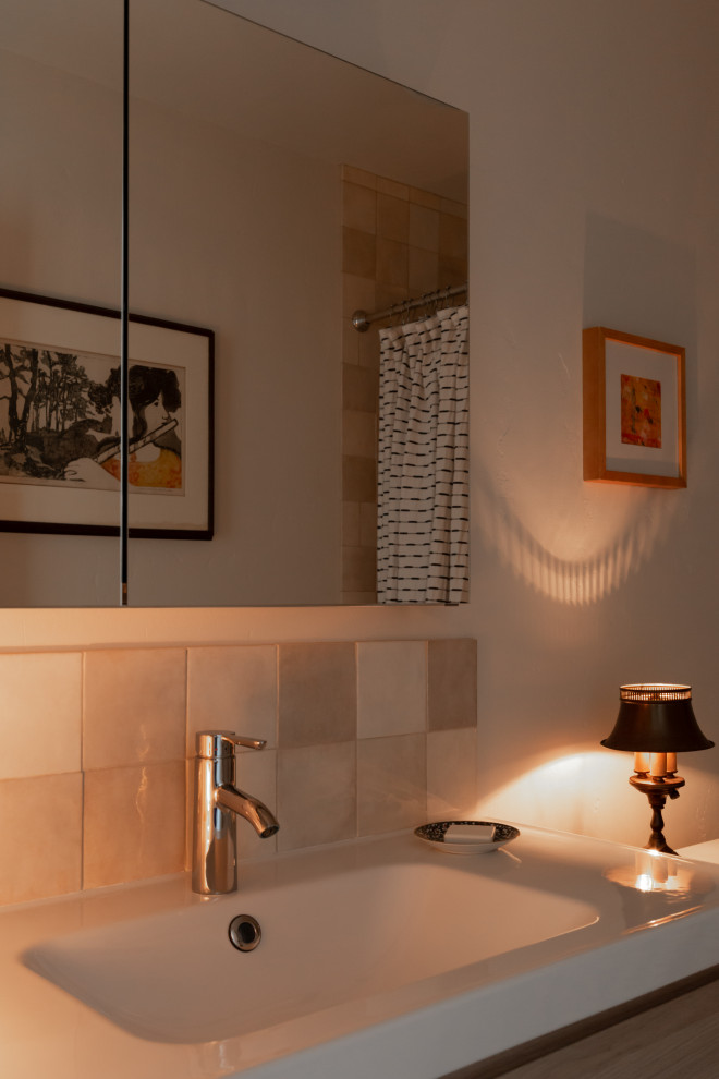 Источник вдохновения для домашнего уюта: ванная комната в скандинавском стиле с плоскими фасадами, светлыми деревянными фасадами, накладной ванной, бежевой плиткой, полом из керамогранита, белой столешницей, тумбой под одну раковину и подвесной тумбой