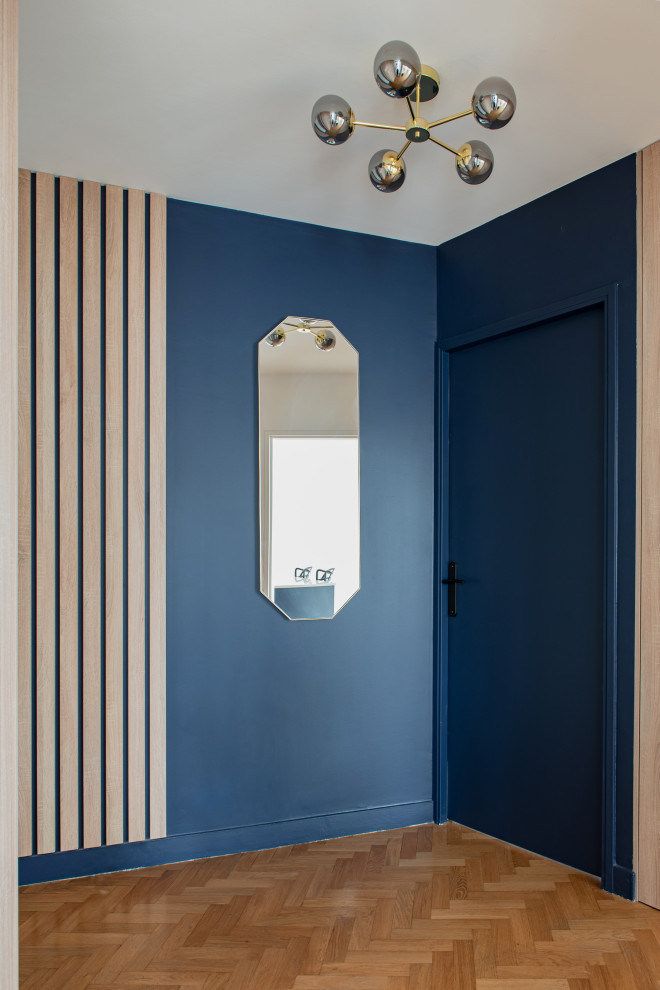 Mittelgroßes Modernes Foyer mit blauer Wandfarbe und Holzwänden in Paris