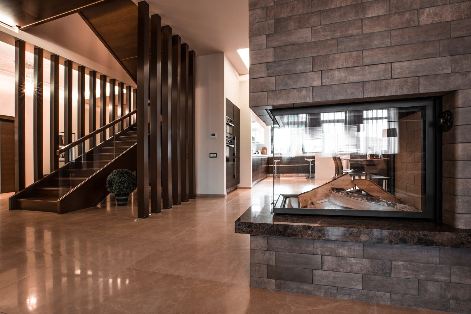 Дом с камином в бежевой гамме