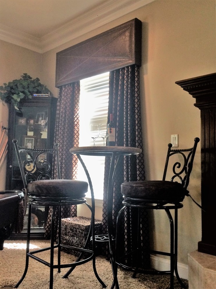 Example of a mid-sized transitional home bar design